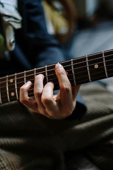 How To Easily Play Guitar Solos All Over The Fretboard